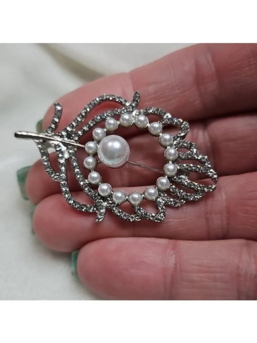 Women's Silver Rhinestone Pearl Feather Brooch Retro Style Pin Rhinestone NWOT
